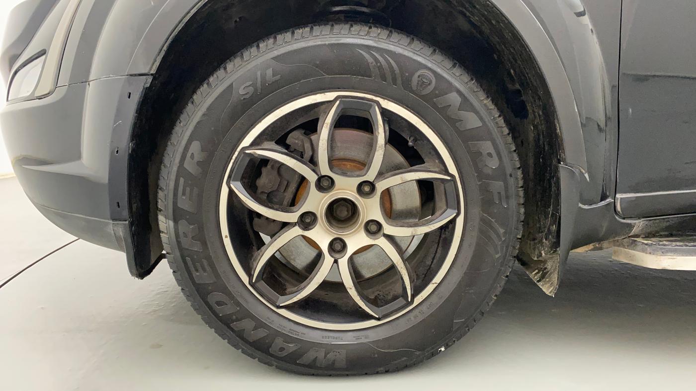 2018 Mahindra XUV500 W7, Diesel, Manual, 96,022 km, Left Front Wheel