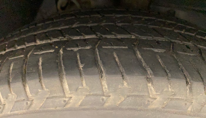 2017 Mahindra XUV500 W10, Diesel, Manual, 71,590 km, Right Front Tyre Tread