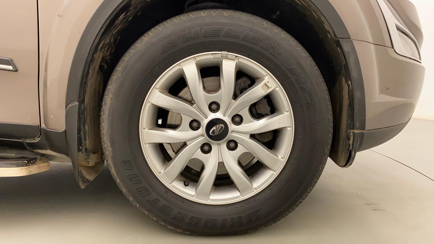 2017 Mahindra XUV500 W10, Diesel, Manual, 71,590 km, Right Front Wheel