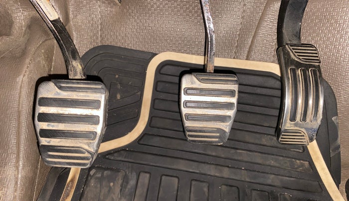2017 Mahindra XUV500 W10, Diesel, Manual, 71,590 km, Pedals