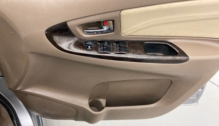 2015 Toyota Innova 2.5 VX 7 STR BS IV, Diesel, Manual, 1,50,687 km, Driver Side Door Panels Control