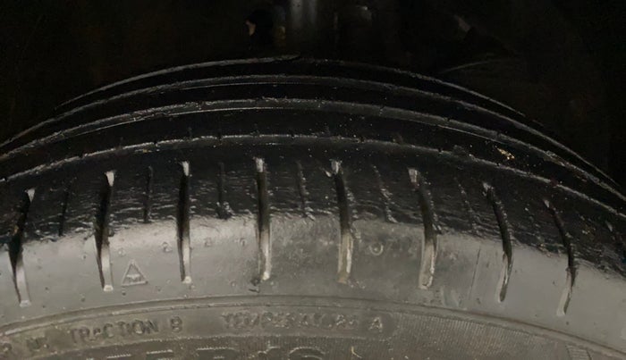 2017 Maruti Baleno ALPHA PETROL 1.2, Petrol, Manual, 87,900 km, Right Front Tyre Tread