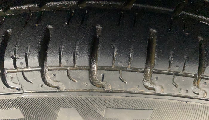 2017 Renault Kwid RXT 1.0 AMT, Petrol, Automatic, 44,724 km, Right Front Tyre Tread