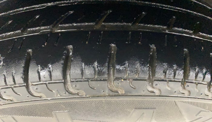 2017 Renault Kwid RXT 1.0 AMT, Petrol, Automatic, 44,724 km, Right Rear Tyre Tread