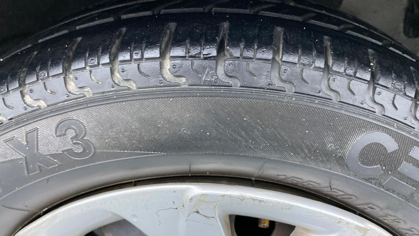 2014 Hyundai Eon MAGNA PLUS, Petrol, Manual, 75,005 km, Right Front Tyre Tread
