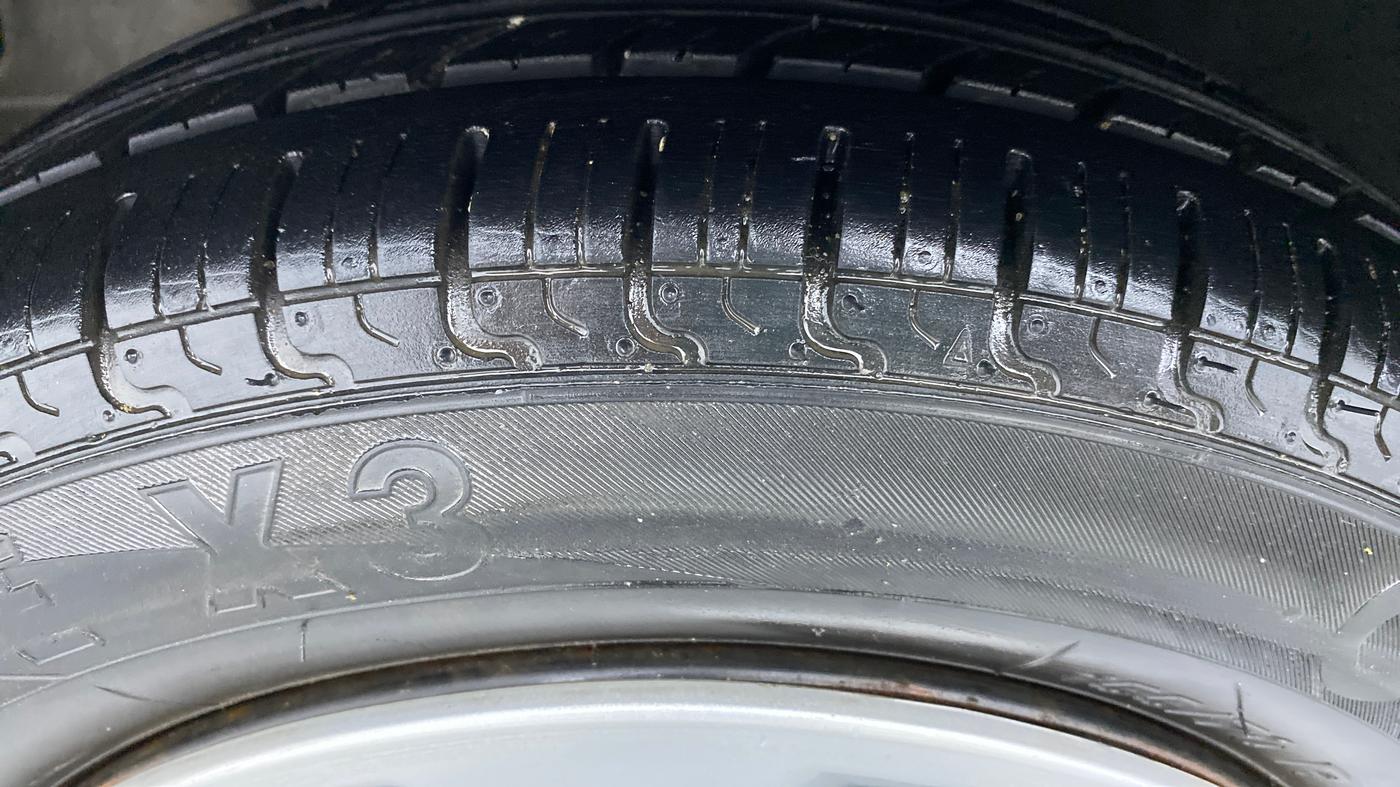 2014 Hyundai Eon MAGNA PLUS, Petrol, Manual, 75,005 km, Left Front Tyre Tread