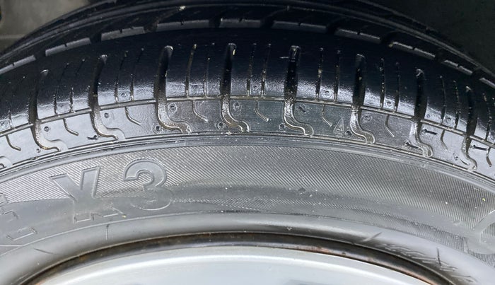 2014 Hyundai Eon MAGNA PLUS, Petrol, Manual, 75,005 km, Left Front Tyre Tread