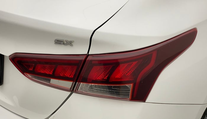 2021 Hyundai Verna SX 1.5 CRDI, Diesel, Manual, 49,930 km, Right tail light - Minor scratches