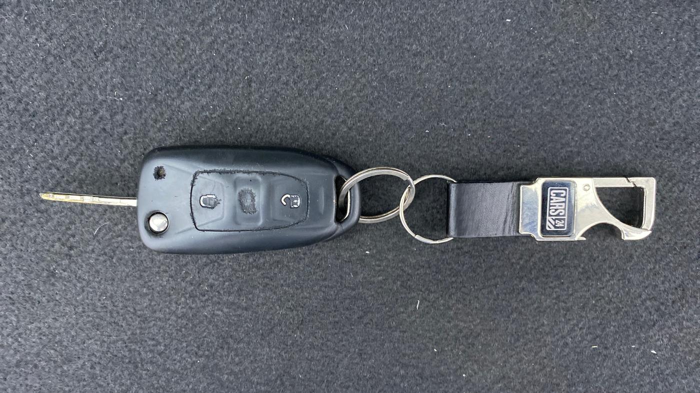 2017 Tata Tiago XM 1.2 REVOTRON, Petrol, Manual, 31,445 km, Key Close Up