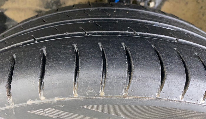 2017 Maruti Wagon R 1.0 VXI, CNG, Manual, 79,736 km, Left Front Tyre Tread