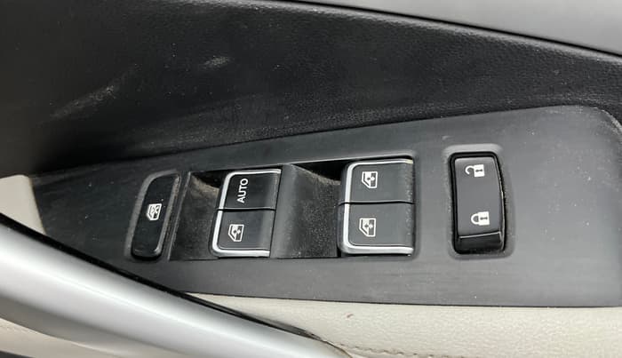 2021 MG HECTOR PLUS SUPER 1.5 PETROL TURBO HYBRID MT 7-STR, Petrol, Manual, 37,964 km, Driver Side Door Panels Control