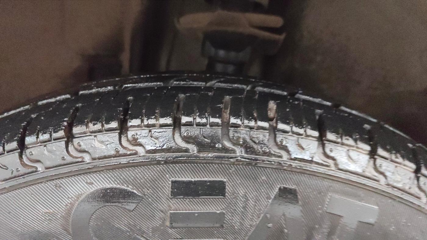 2017 Renault Kwid RXT 1.0 AMT (O), Petrol, Automatic, 18,002 km, Left Front Tyre Tread