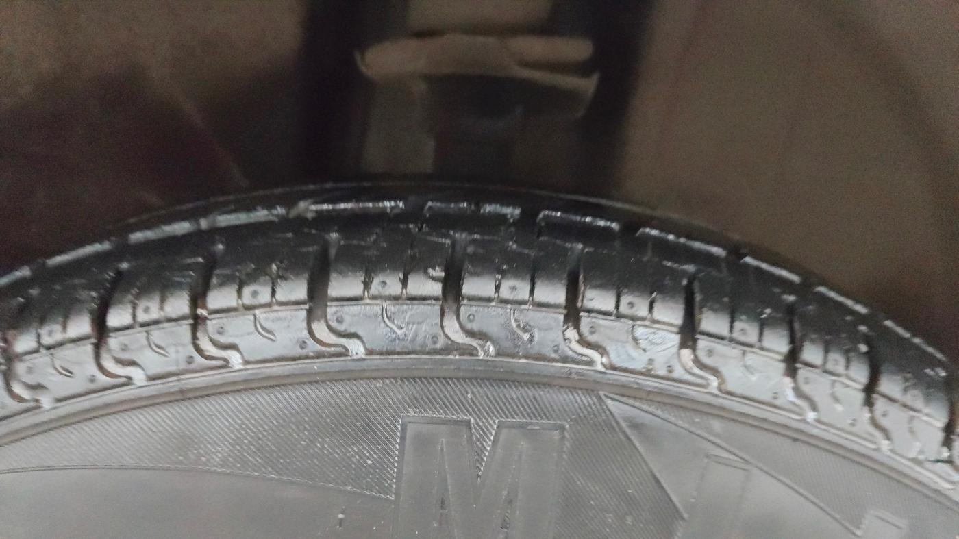 2017 Renault Kwid RXT 1.0 AMT (O), Petrol, Automatic, 18,002 km, Right Front Tyre Tread