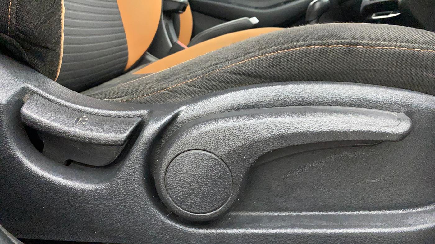 2015 Hyundai i20 Active 1.2 S, Petrol, Manual, 60,363 km, Driver Side Adjustment Panel