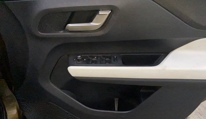 2023 Tata PUNCH CREATIVE AMT 1.2 RTN DUAL TONE, Petrol, Automatic, 30,699 km, Driver Side Door Panels Control