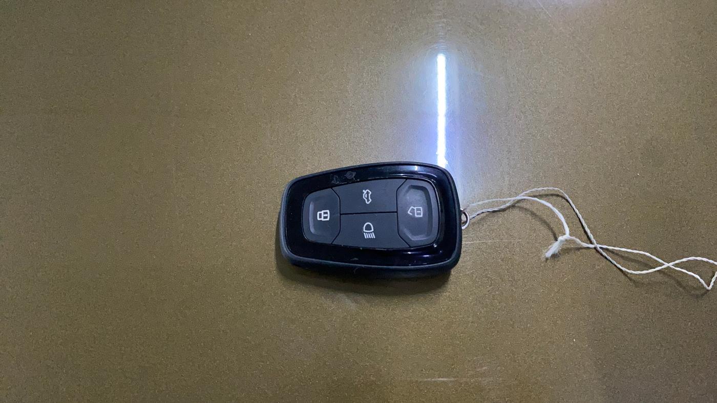 2023 Tata PUNCH CREATIVE AMT 1.2 RTN DUAL TONE, Petrol, Automatic, 30,699 km, Key Close Up