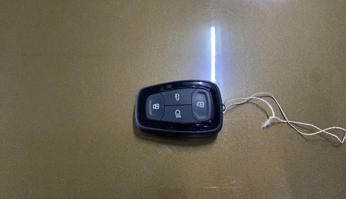 2023 Tata PUNCH CREATIVE AMT 1.2 RTN DUAL TONE, Petrol, Automatic, 30,699 km, Key Close Up