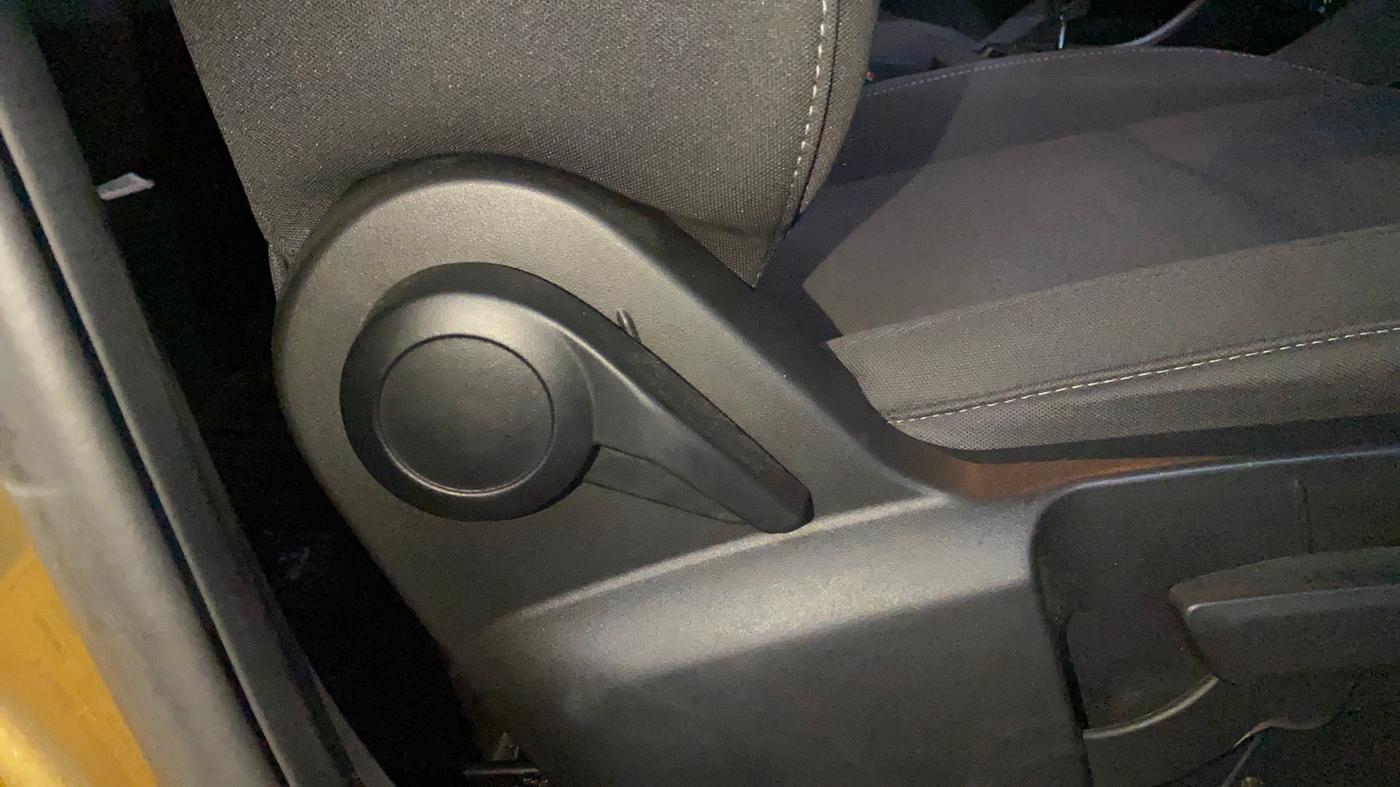 2023 Tata PUNCH CREATIVE AMT 1.2 RTN DUAL TONE, Petrol, Automatic, 30,699 km, Driver Side Adjustment Panel