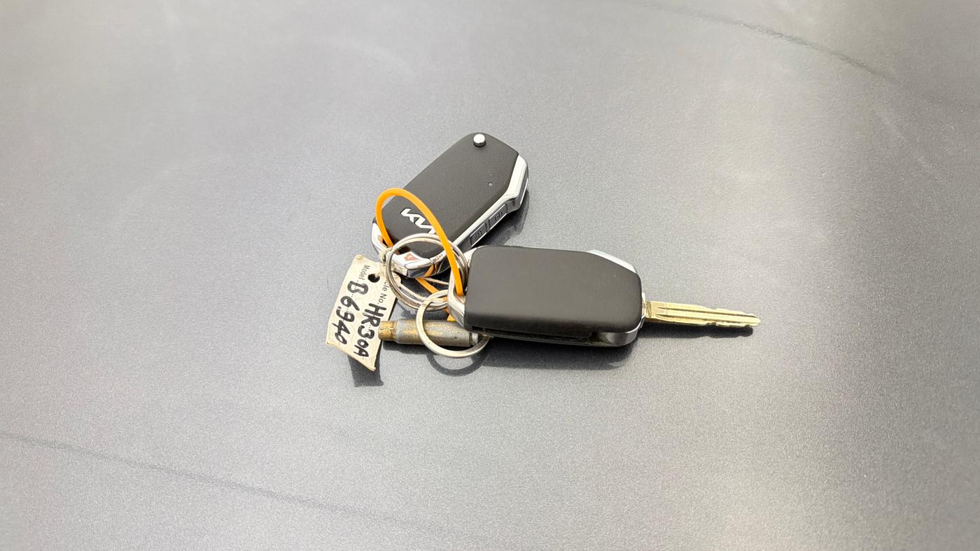 2023 KIA CARENS PRESTIGE 1.5 DIESEL IMT 7 STR, Diesel, Manual, 1,05,054 km, Key Close Up