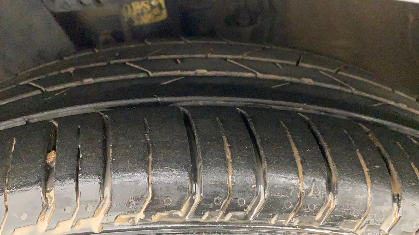 2017 Volkswagen Polo HIGHLINE1.2L, Petrol, Manual, 1,44,419 km, Left Front Tyre Tread
