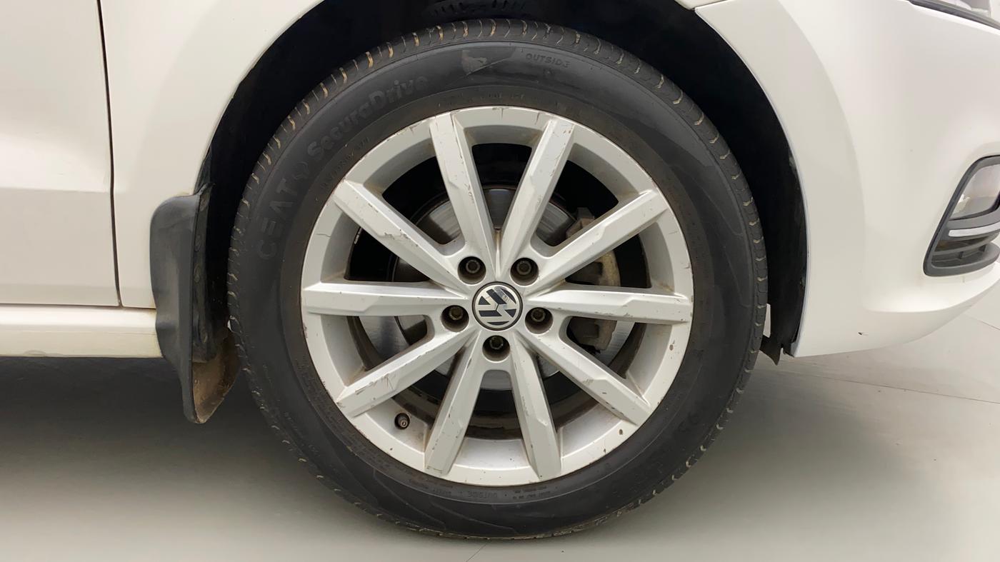 2017 Volkswagen Polo HIGHLINE1.2L, Petrol, Manual, 1,44,419 km, Right Front Wheel