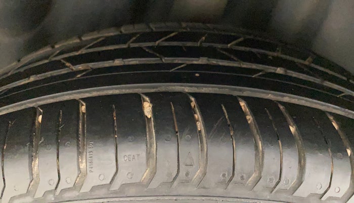 2017 Volkswagen Polo HIGHLINE1.2L, Petrol, Manual, 1,44,419 km, Right Rear Tyre Tread