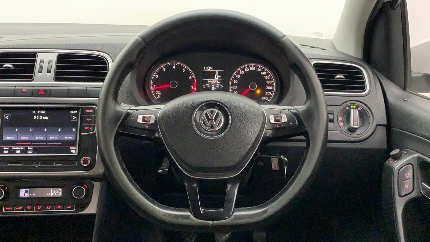 2017 Volkswagen Polo HIGHLINE1.2L, Petrol, Manual, 1,44,419 km, Steering Wheel Close Up