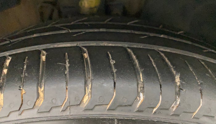 2017 Volkswagen Polo HIGHLINE1.2L, Petrol, Manual, 1,44,419 km, Right Front Tyre Tread