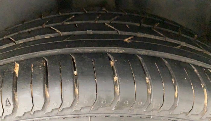 2017 Volkswagen Polo HIGHLINE1.2L, Petrol, Manual, 1,44,419 km, Left Rear Tyre Tread