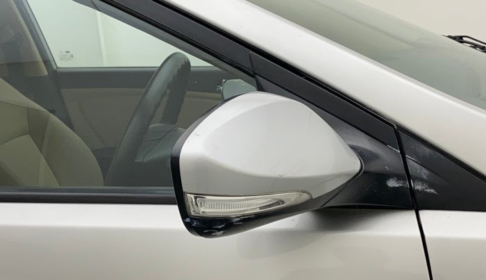2014 Hyundai Verna FLUIDIC 1.6 VTVT SX AT, Petrol, Automatic, 27,180 km, Right rear-view mirror - Indicator light has minor damage