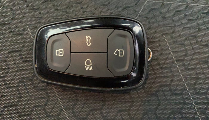 2021 Tata PUNCH CREATIVE  MT, Petrol, Manual, 24,144 km, Key Close Up