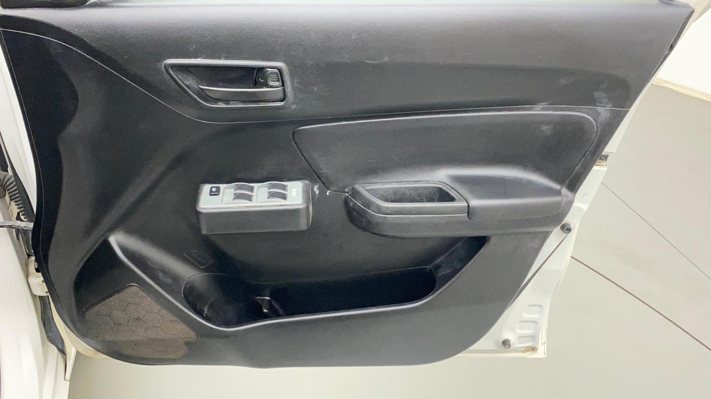 2019 Maruti Swift LXI, CNG, Manual, 43,390 km, Driver Side Door Panels Control