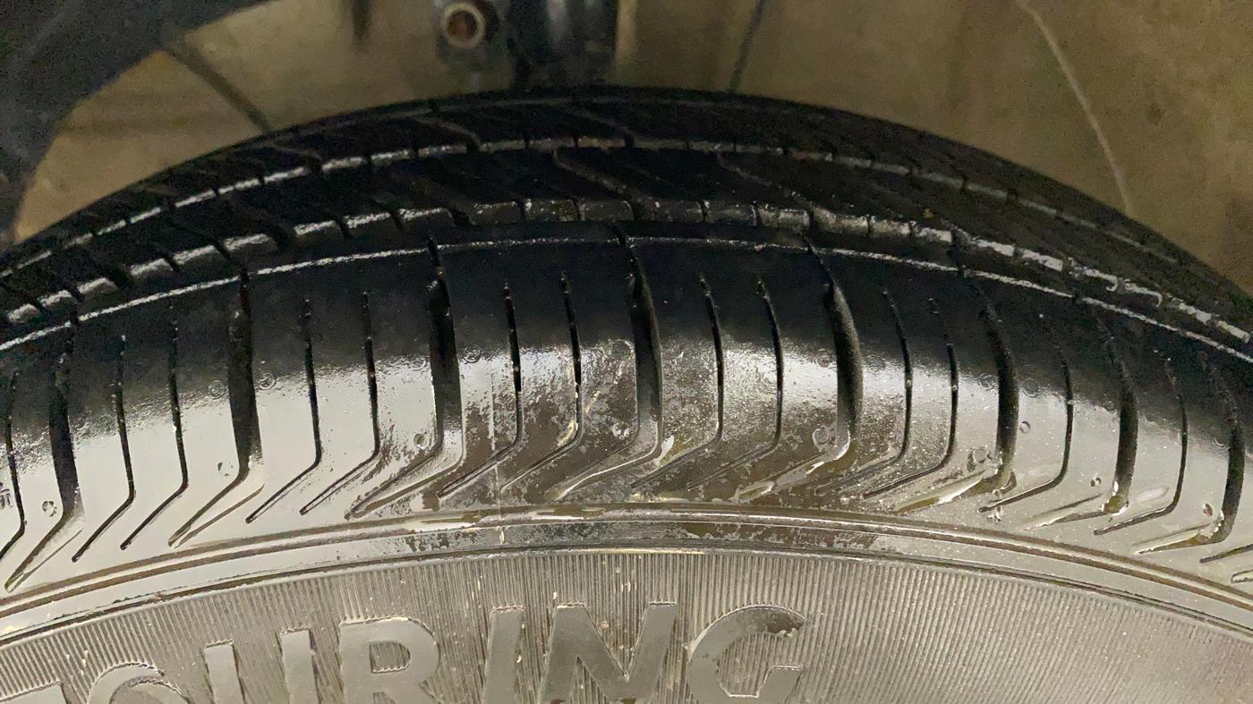 2019 Maruti Swift LXI, CNG, Manual, 43,390 km, Left Front Tyre Tread