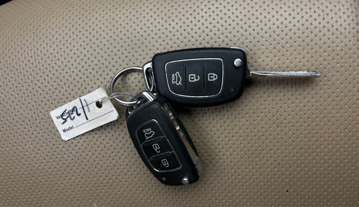 2016 Hyundai Verna 1.6 VTVT SX, Petrol, Manual, 99,271 km, Key Close Up