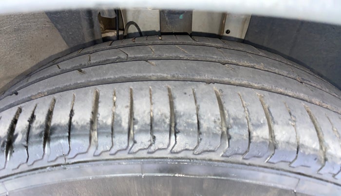 2020 Renault TRIBER RXZ AMT, Petrol, Automatic, 16,735 km, Right Front Tyre Tread