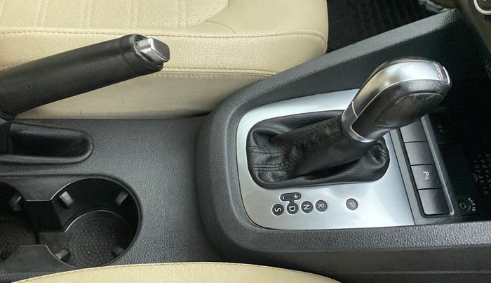 2014 Volkswagen Jetta HIGHLINE TDI AT, Diesel, Automatic, 93,738 km, Gear Lever