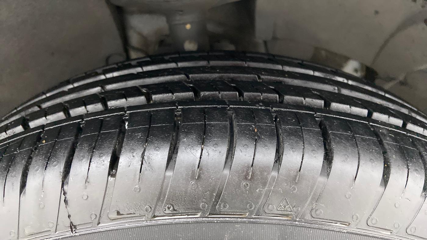2020 Renault Duster RXE 1.3 TURBO PETROL MT, Petrol, Manual, 30,952 km, Right Front Tyre Tread