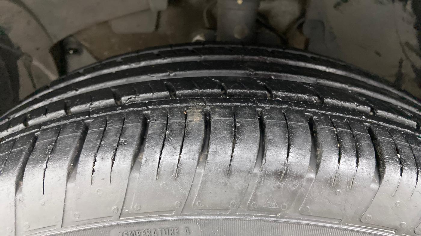 2020 Renault Duster RXE 1.3 TURBO PETROL MT, Petrol, Manual, 30,952 km, Left Front Tyre Tread