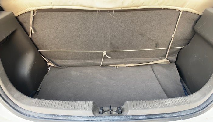 2014 Hyundai i10 MAGNA 1.1, Petrol, Manual, 53,673 km, Boot Inside