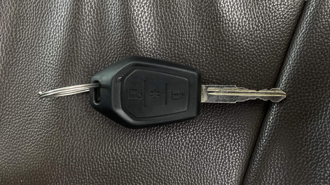 2015 Mahindra TUV300 T8 AMT, Diesel, Automatic, 23,417 km, Key Close Up