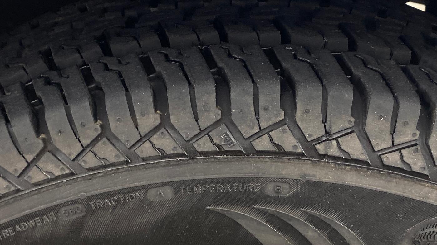 2015 Mahindra TUV300 T8 AMT, Diesel, Automatic, 23,417 km, Right Front Tyre Tread