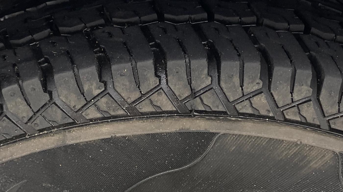 2015 Mahindra TUV300 T8 AMT, Diesel, Automatic, 23,417 km, Right Rear Tyre Tread