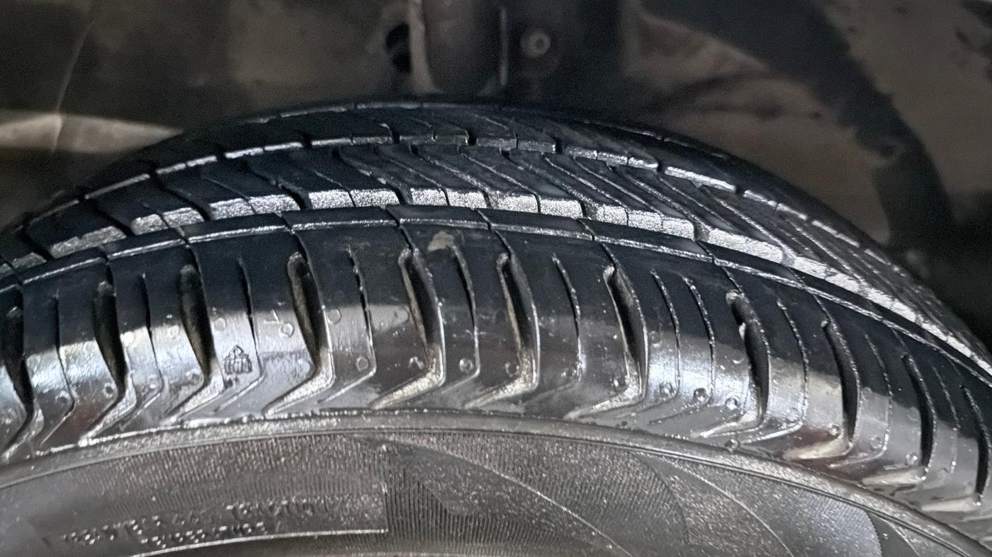 2019 Maruti Swift LXI, Petrol, Manual, 49,997 km, Right Front Tyre Tread