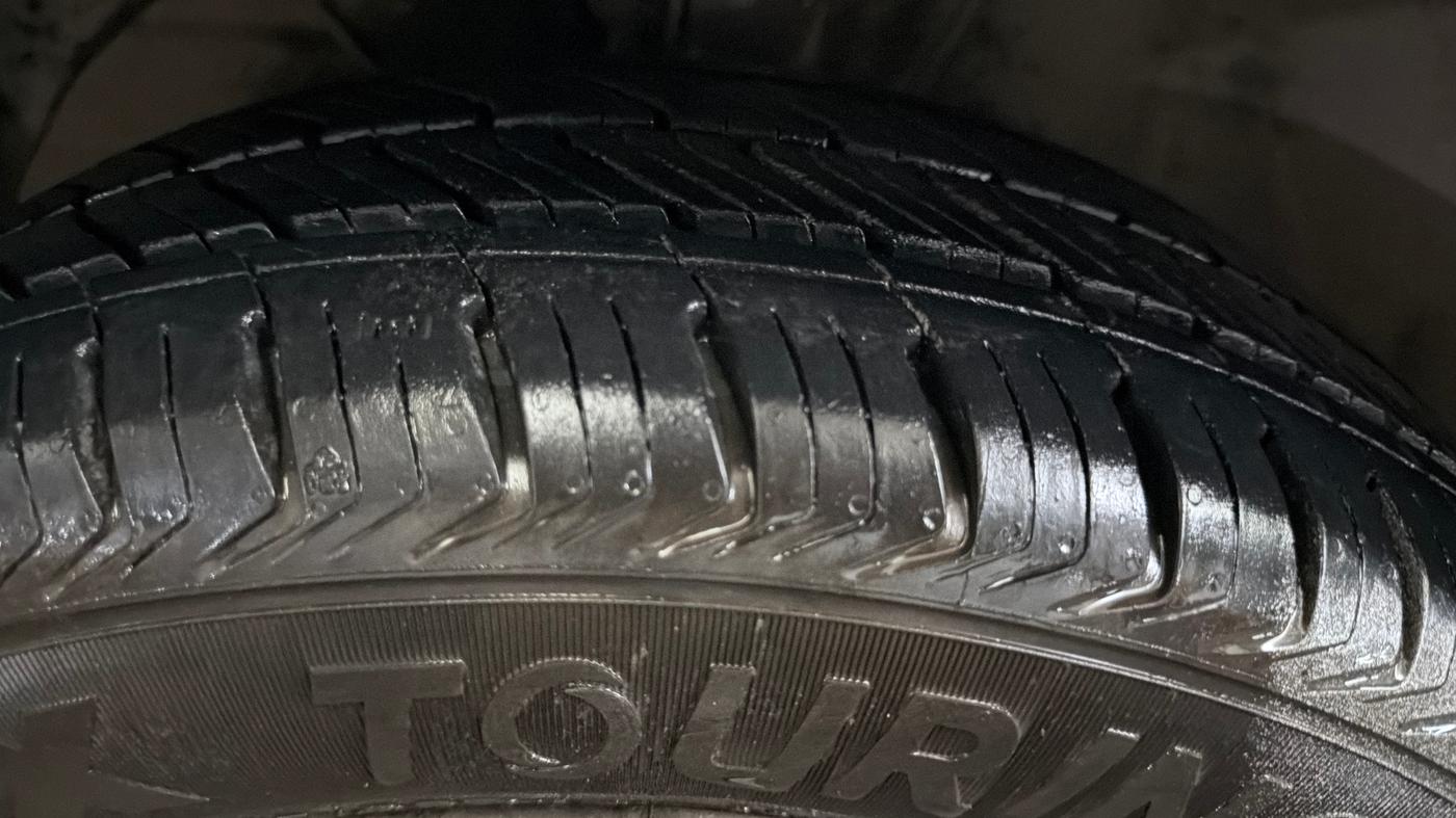 2019 Maruti Swift LXI, Petrol, Manual, 49,997 km, Left Front Tyre Tread
