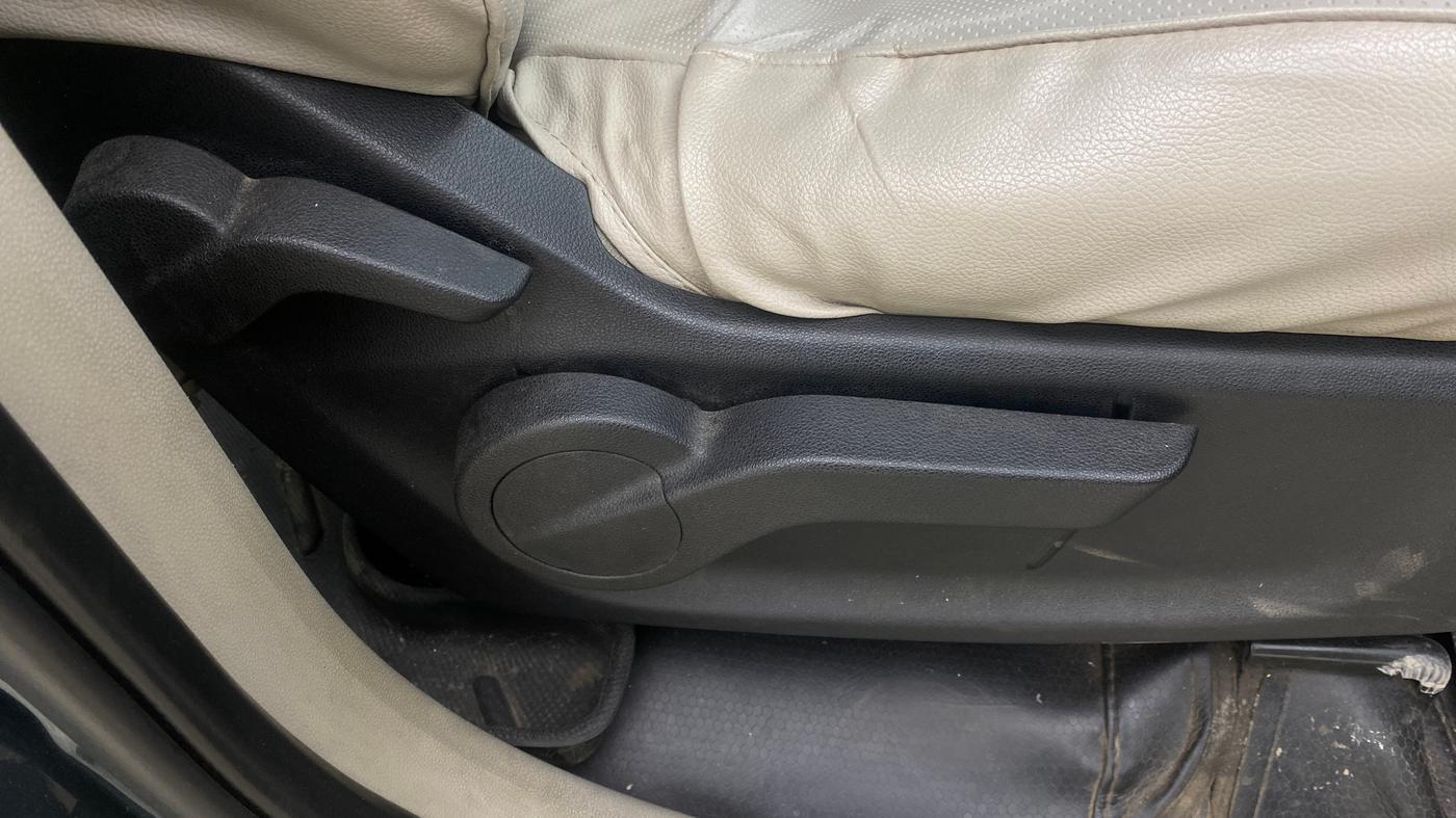 2019 Mahindra MARAZZO M6 7 STR, Diesel, Manual, 78,941 km, Driver Side Adjustment Panel