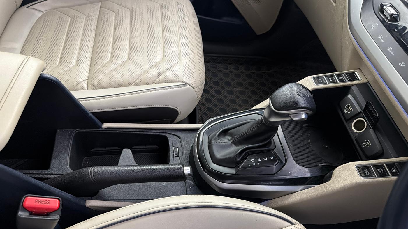 2022 KIA CARENS LUXURY PLUS 1.5 DIESEL AT 7 STR, Diesel, Automatic, 1,13,907 km, Gear Lever