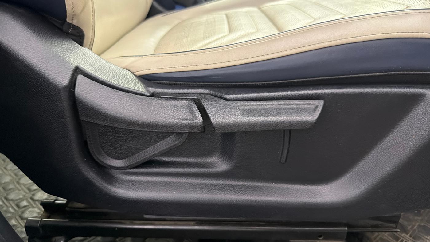 2022 KIA CARENS LUXURY PLUS 1.5 DIESEL AT 7 STR, Diesel, Automatic, 1,13,907 km, Driver Side Adjustment Panel