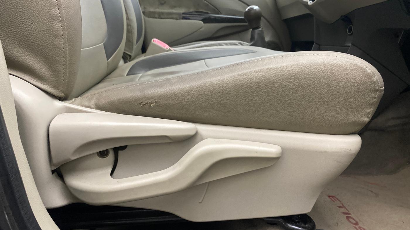 2015 Toyota Etios Liva VX, Petrol, Manual, 59,522 km, Driver Side Adjustment Panel