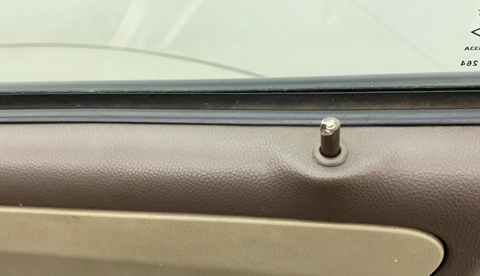 2011 Maruti Zen Estilo LXI, Petrol, Manual, 41,798 km, Lock system - Door lock knob has minor damage