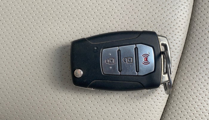 2021 Mahindra XUV300 W8 (O) 1.2 PETROL, Petrol, Manual, 82,584 km, Key Close Up